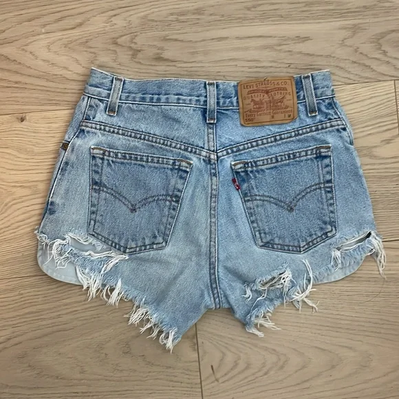 Levi’s 550 Distressed Shorts - Picture 2 of 3